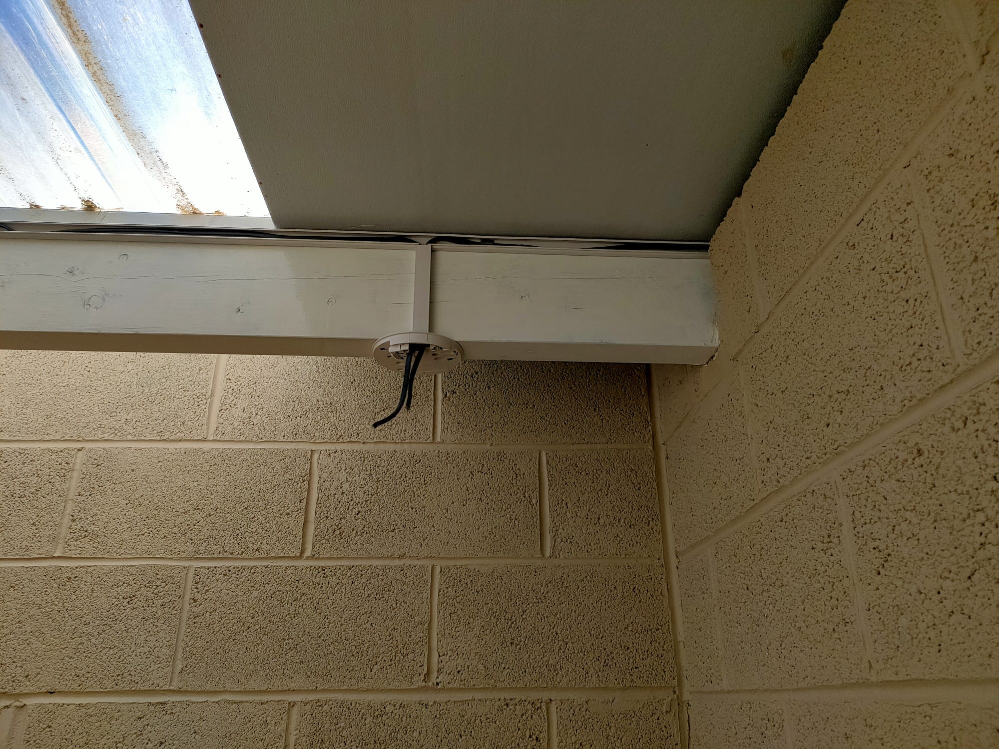 Trunking and first fix of a heat alarm in Kennels