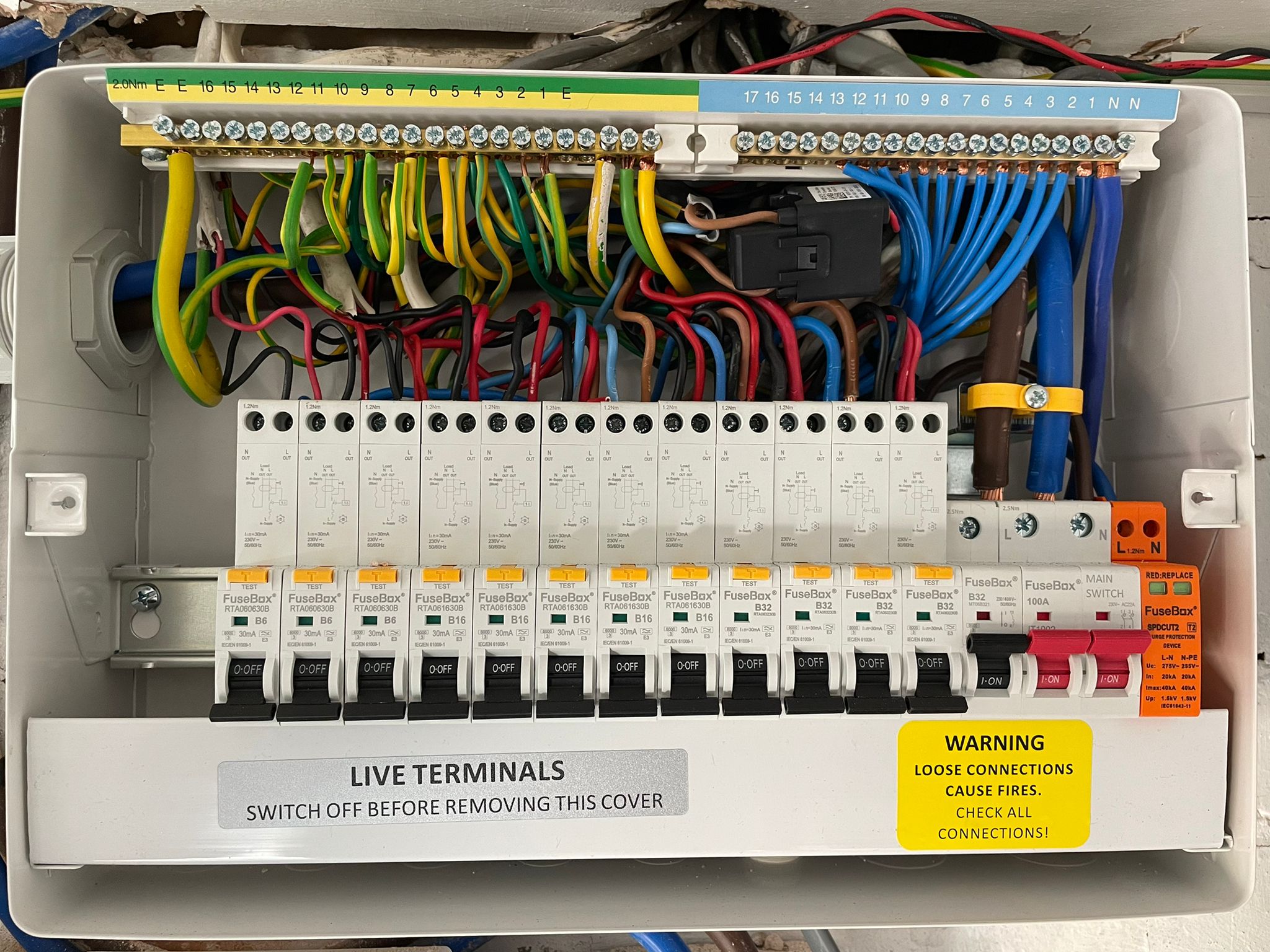 All cables are in order, smoothly placed in a nice pattern so its easy to see what goes where